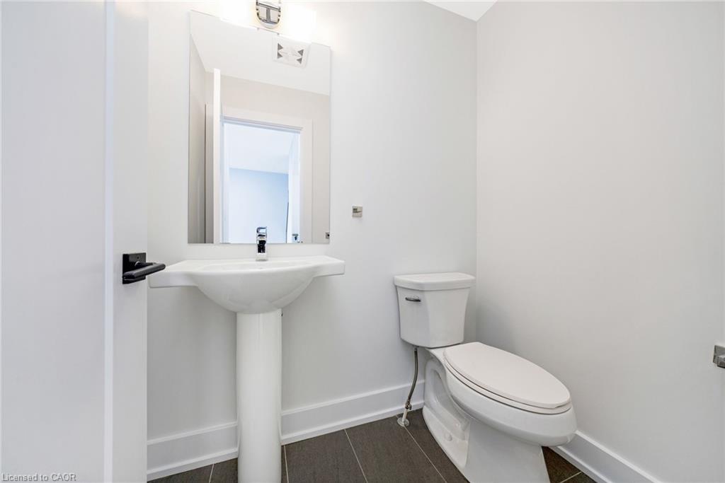 11-33 Jarvis Street, Brantford, ON - Indoor Photo Showing Bathroom