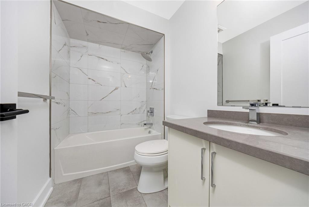 11-33 Jarvis Street, Brantford, ON - Indoor Photo Showing Bathroom