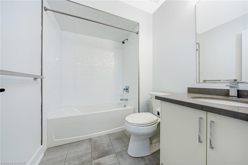 11-33 Jarvis Street, Brantford, ON - Indoor Photo Showing Bathroom