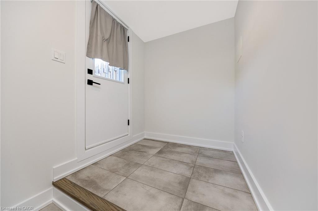 11-33 Jarvis Street, Brantford, ON - Indoor Photo Showing Other Room