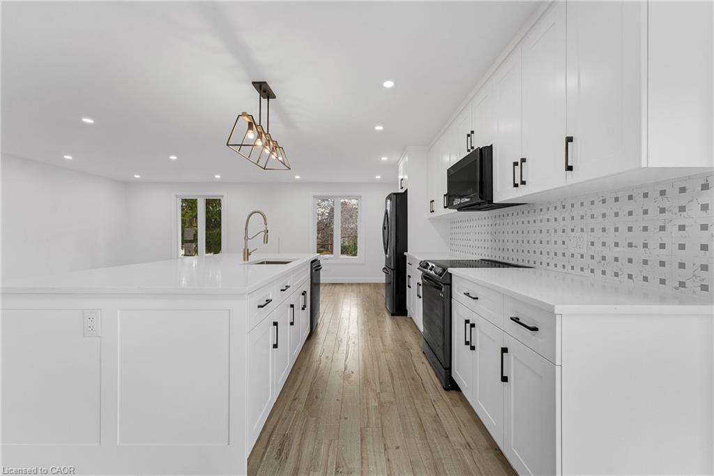 511 Gauthier Drive, Tecumseh, ON - Indoor Photo Showing Kitchen With Upgraded Kitchen