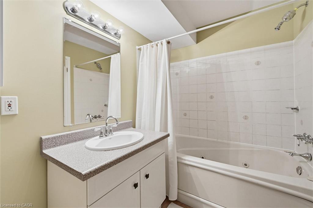 21 Arden Avenue, Hamilton, ON - Indoor Photo Showing Bathroom