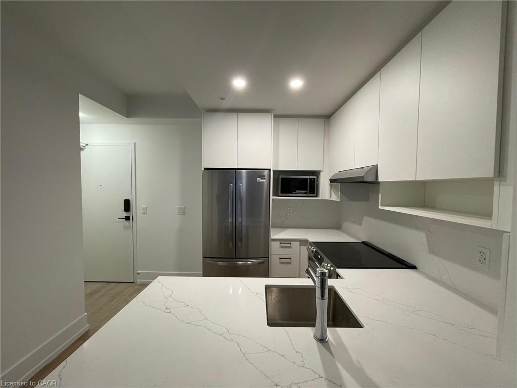 904-206 King Street W, Hamilton, ON - Indoor Photo Showing Kitchen