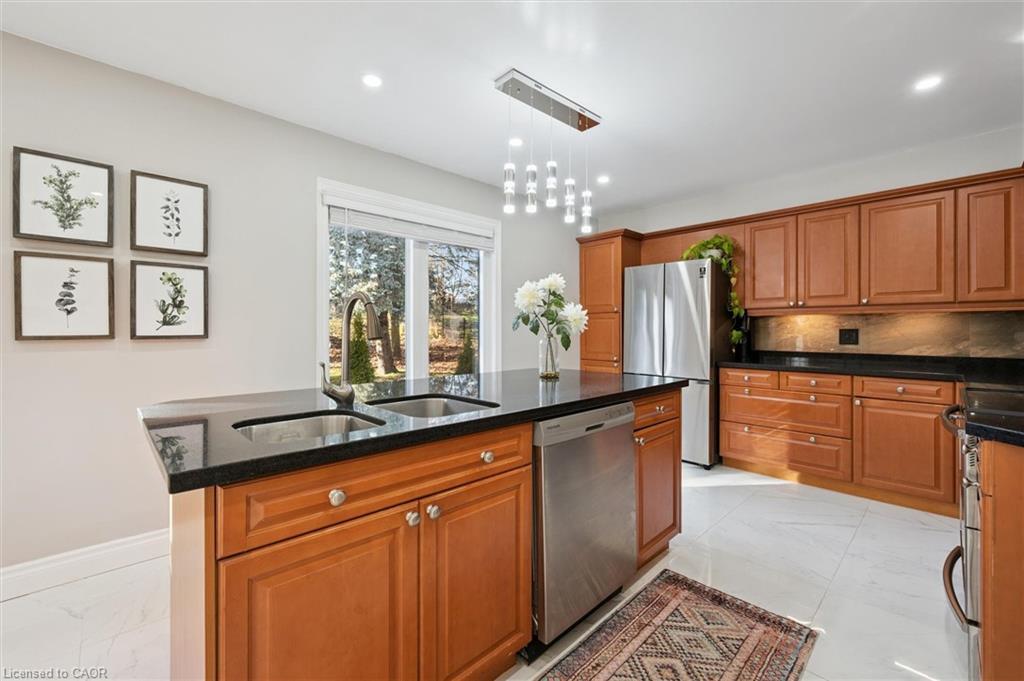 424 Clairbrook Crescent, Waterloo, ON - Indoor Photo Showing Kitchen