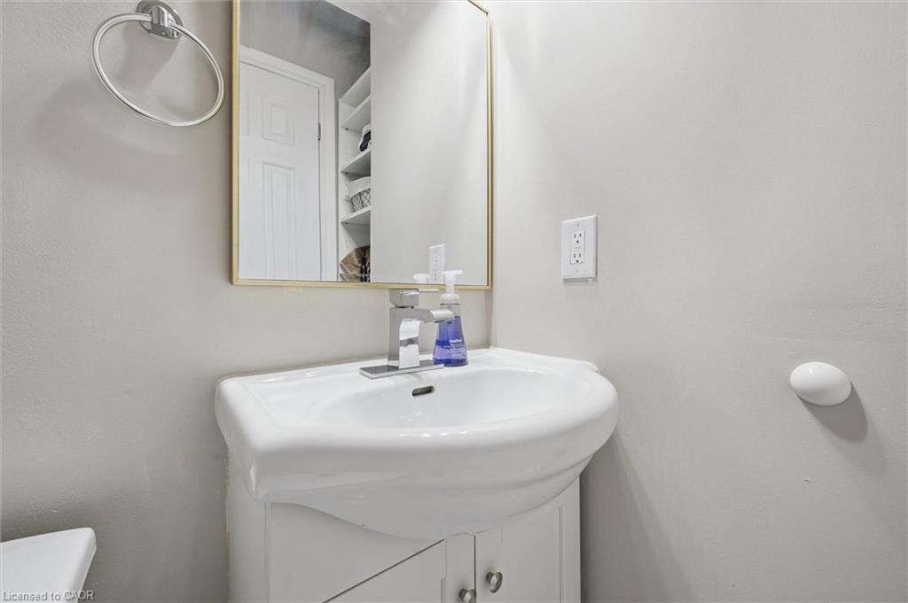 424 Clairbrook Crescent, Waterloo, ON - Indoor Photo Showing Bathroom