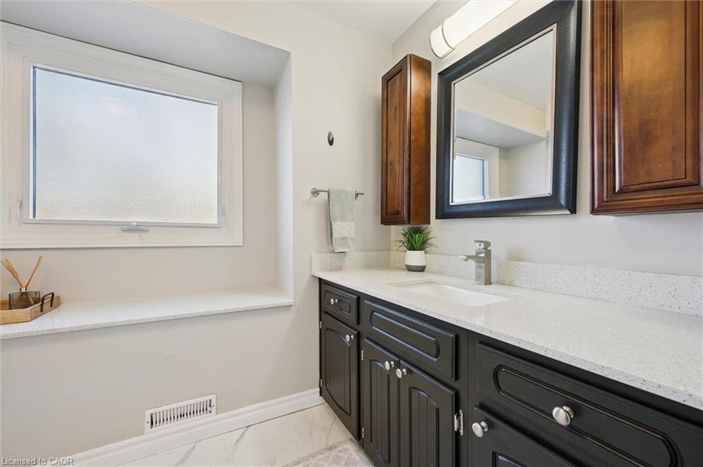 424 Clairbrook Crescent, Waterloo, ON - Indoor Photo Showing Bathroom