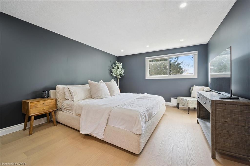 424 Clairbrook Crescent, Waterloo, ON - Indoor Photo Showing Bedroom