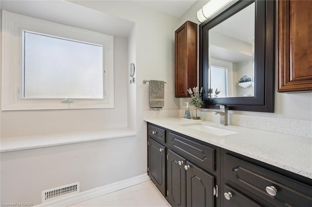 424 Clairbrook Crescent, Waterloo, ON - Indoor Photo Showing Bathroom