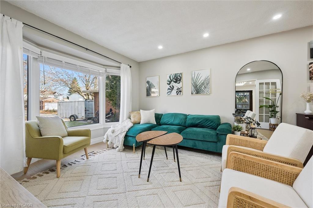 424 Clairbrook Crescent, Waterloo, ON - Indoor Photo Showing Living Room