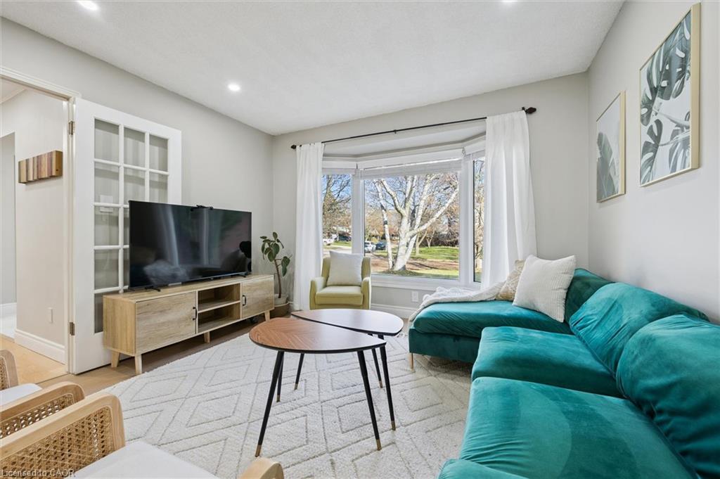 424 Clairbrook Crescent, Waterloo, ON - Indoor Photo Showing Living Room