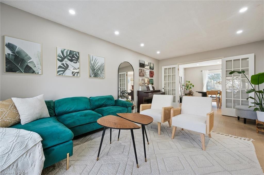 424 Clairbrook Crescent, Waterloo, ON - Indoor Photo Showing Living Room