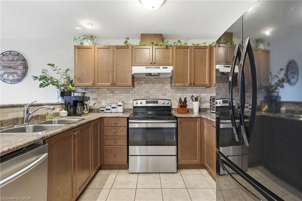 37-10 Foxglove Crescent, Kitchener, ON - Indoor Photo Showing Kitchen With Double Sink