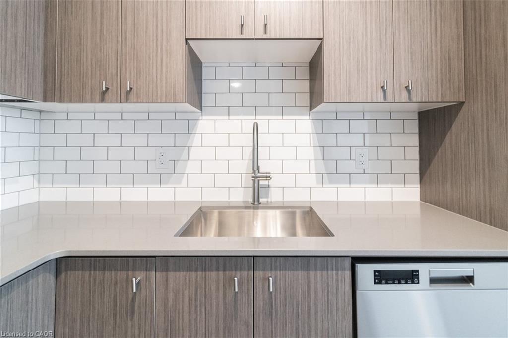 601-15 Wellington Street S, Kitchener, ON - Indoor Photo Showing Kitchen