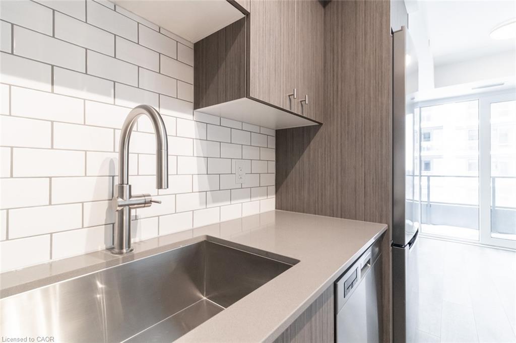 601-15 Wellington Street S, Kitchener, ON - Indoor Photo Showing Kitchen
