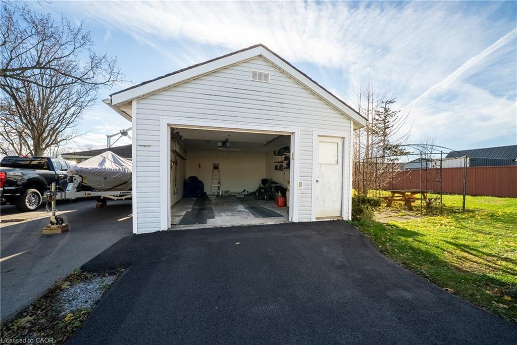 9037 Airport Road W, Hamilton, ON - Outdoor