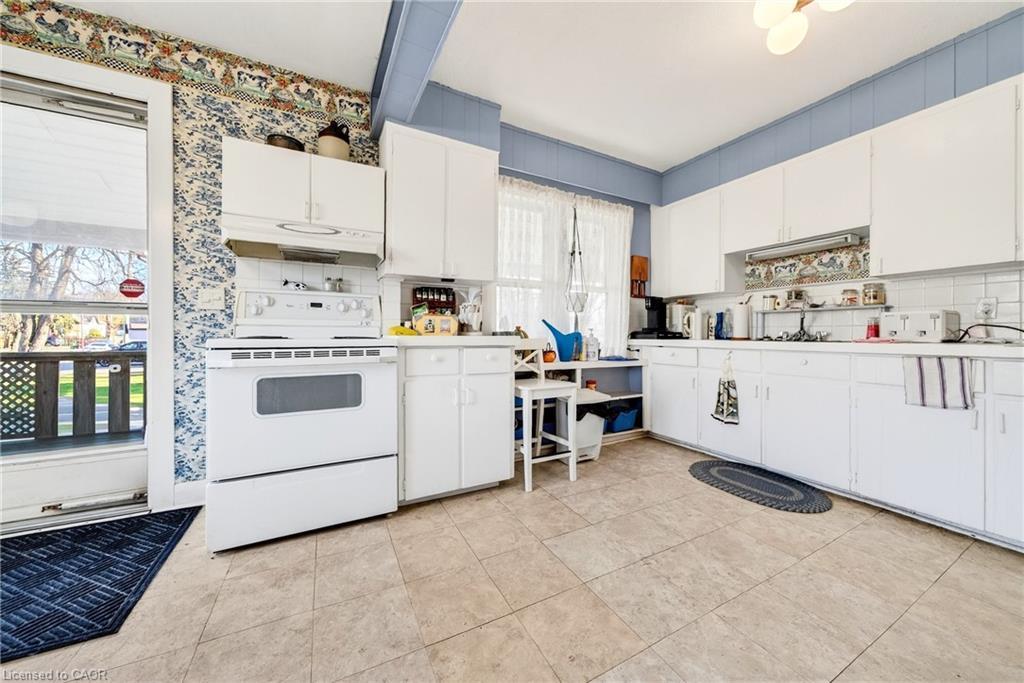 9037 Airport Road W, Hamilton, ON - Indoor Photo Showing Kitchen