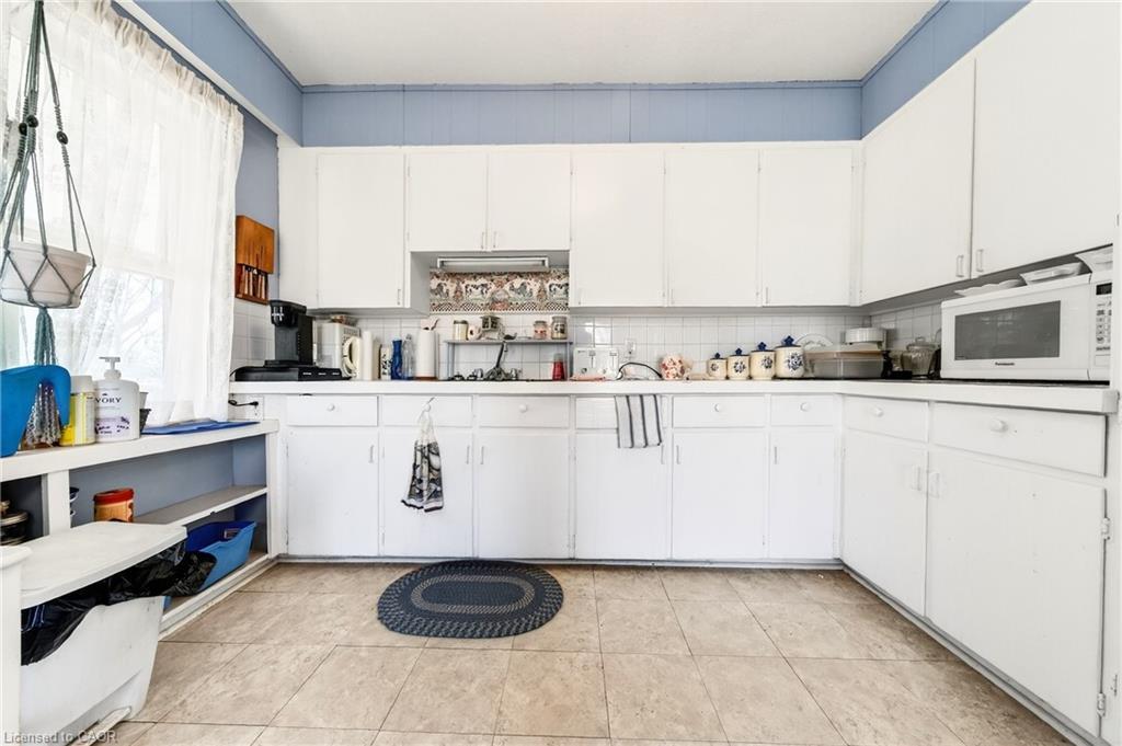 9037 Airport Road W, Hamilton, ON - Indoor Photo Showing Kitchen