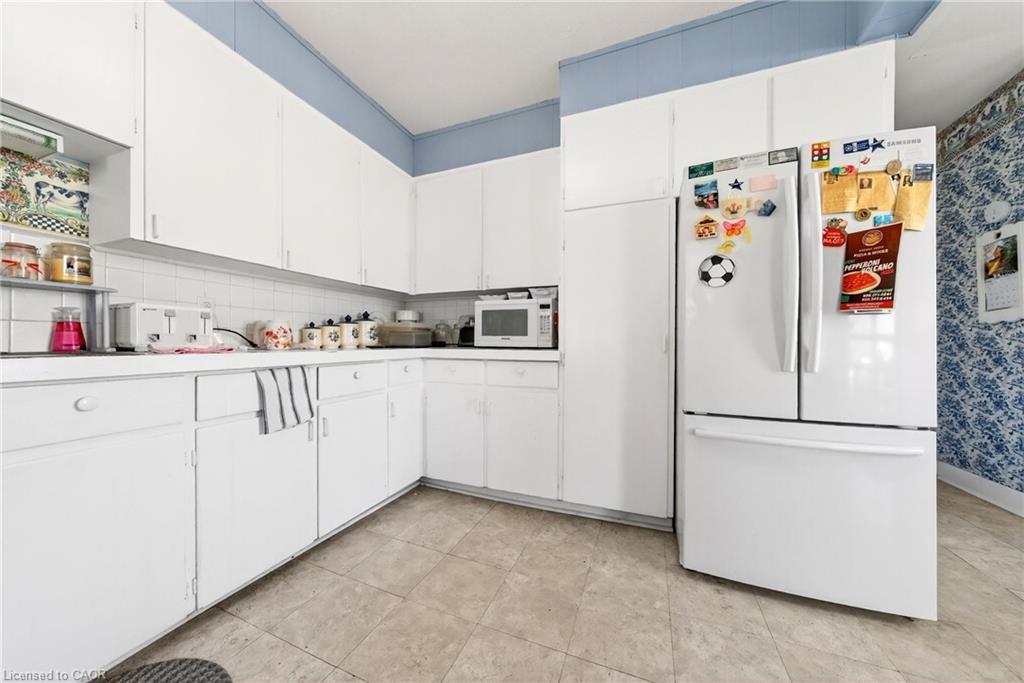 9037 Airport Road W, Hamilton, ON - Indoor Photo Showing Kitchen