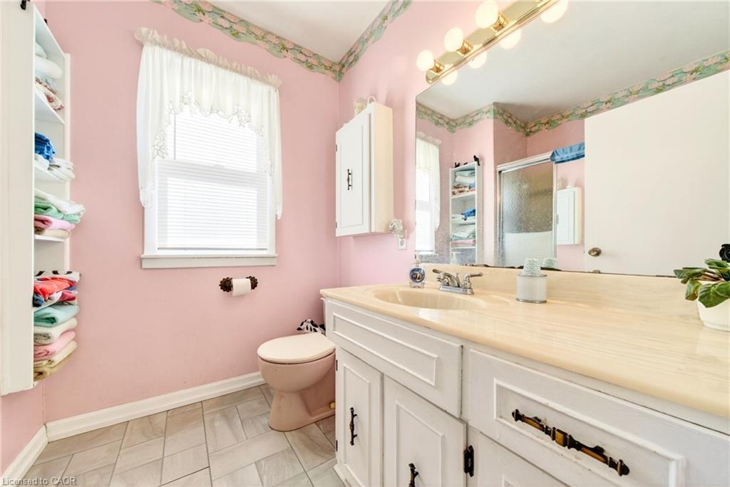 9037 Airport Road W, Hamilton, ON - Indoor Photo Showing Bathroom