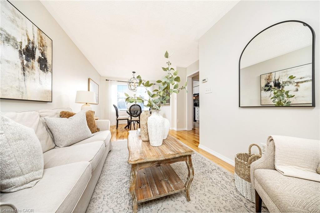 3187 Stornoway Circle, Oakville, ON - Indoor Photo Showing Living Room