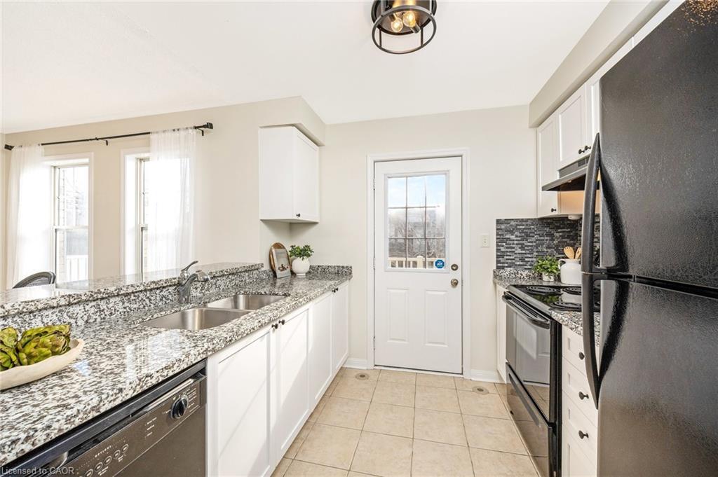 3187 Stornoway Circle, Oakville, ON - Indoor Photo Showing Kitchen With Double Sink With Upgraded Kitchen