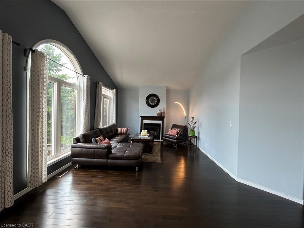 101 Dalgleish Avenue, Kingston, ON - Indoor Photo Showing Living Room