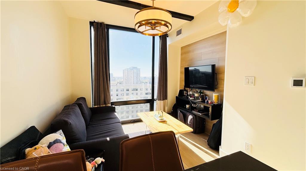 1536-145 Columbia Street W, Waterloo, ON - Indoor Photo Showing Living Room