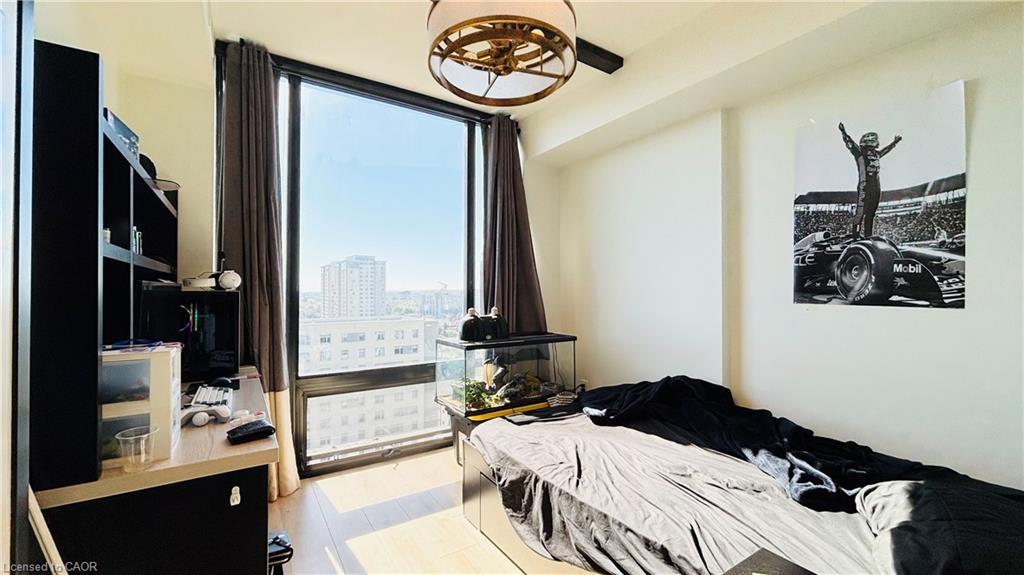 1536-145 Columbia Street W, Waterloo, ON - Indoor Photo Showing Bedroom