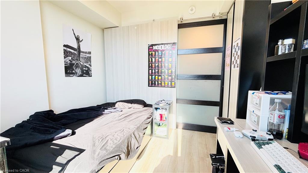 1536-145 Columbia Street W, Waterloo, ON - Indoor Photo Showing Bedroom