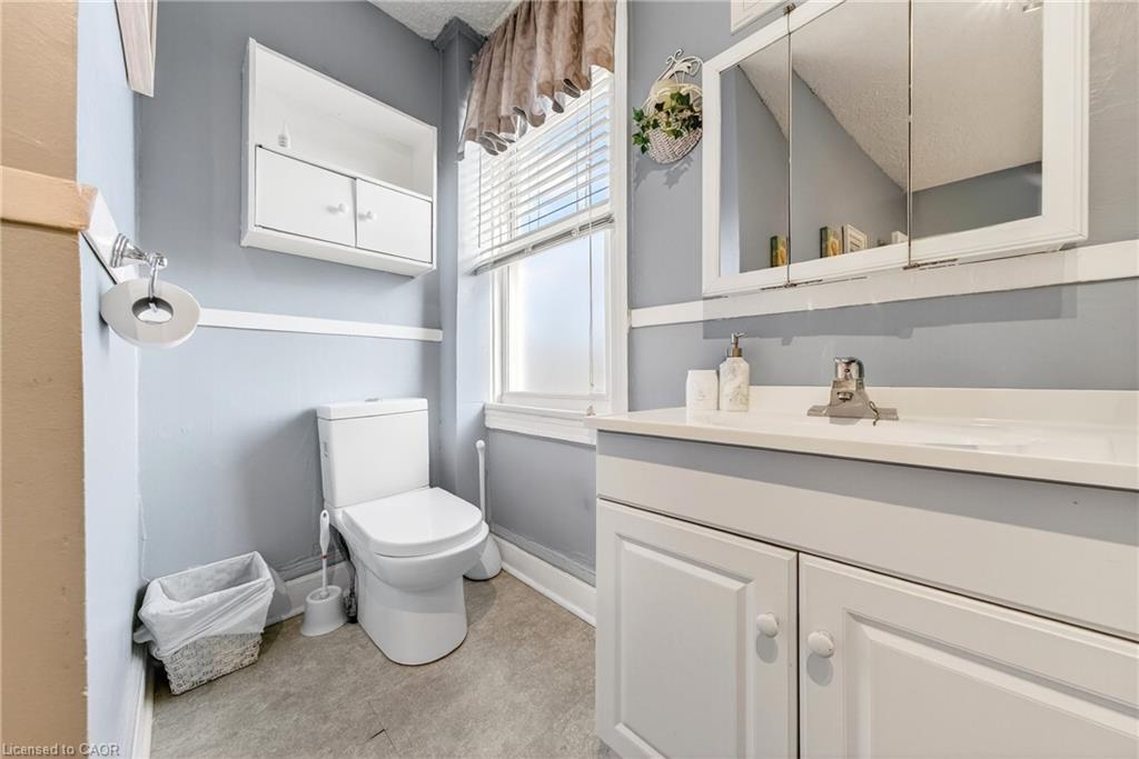 36 Cheever Street, Hamilton, ON - Indoor Photo Showing Bathroom