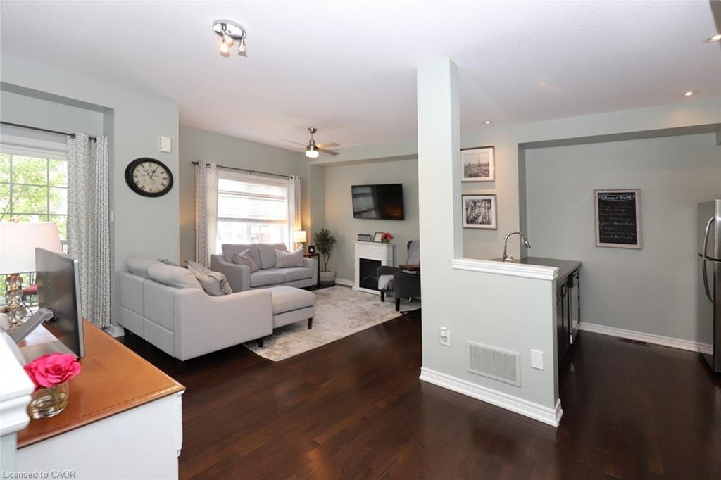 38-515 Winston Road, Grimsby, ON - Indoor Photo Showing Living Room With Fireplace