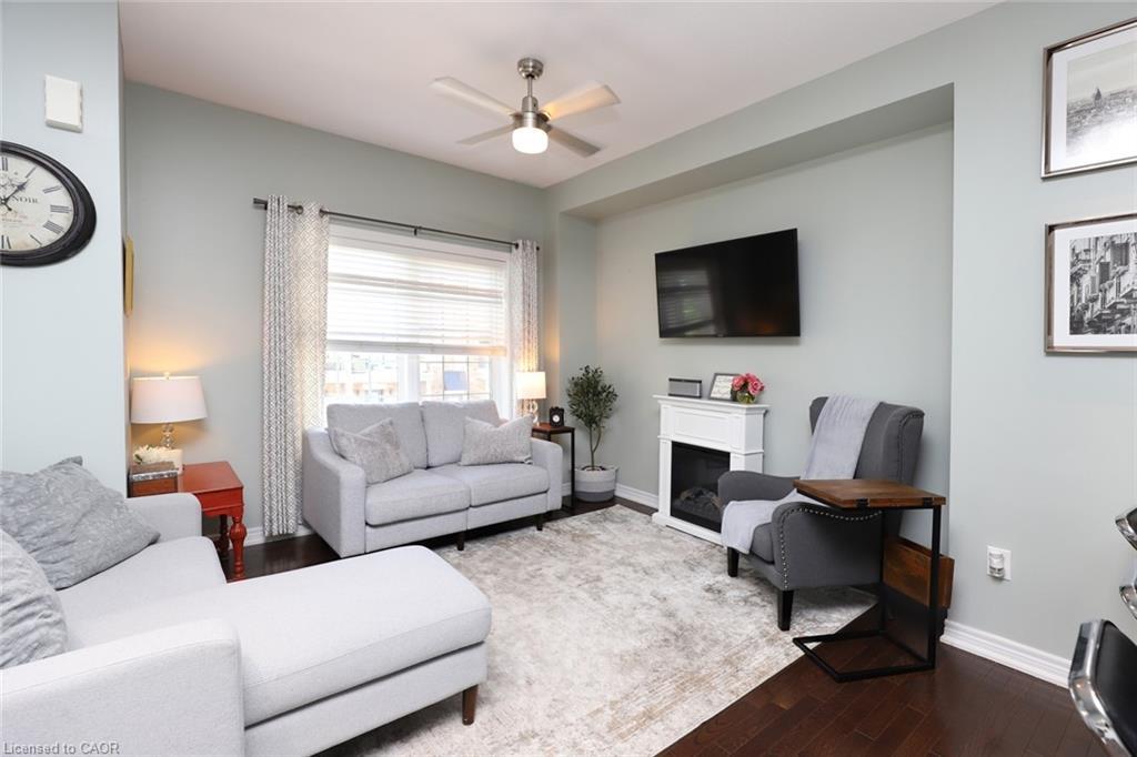 38-515 Winston Road, Grimsby, ON - Indoor Photo Showing Living Room