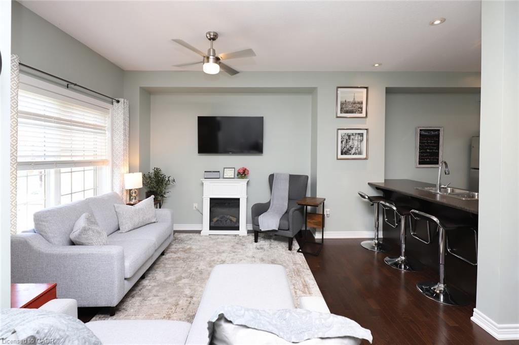 38-515 Winston Road, Grimsby, ON - Indoor Photo Showing Living Room With Fireplace