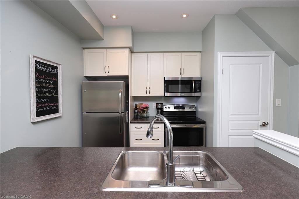 38-515 Winston Road, Grimsby, ON - Indoor Photo Showing Kitchen With Double Sink