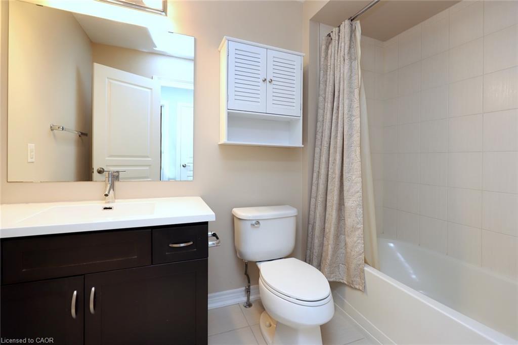 38-515 Winston Road, Grimsby, ON - Indoor Photo Showing Bathroom