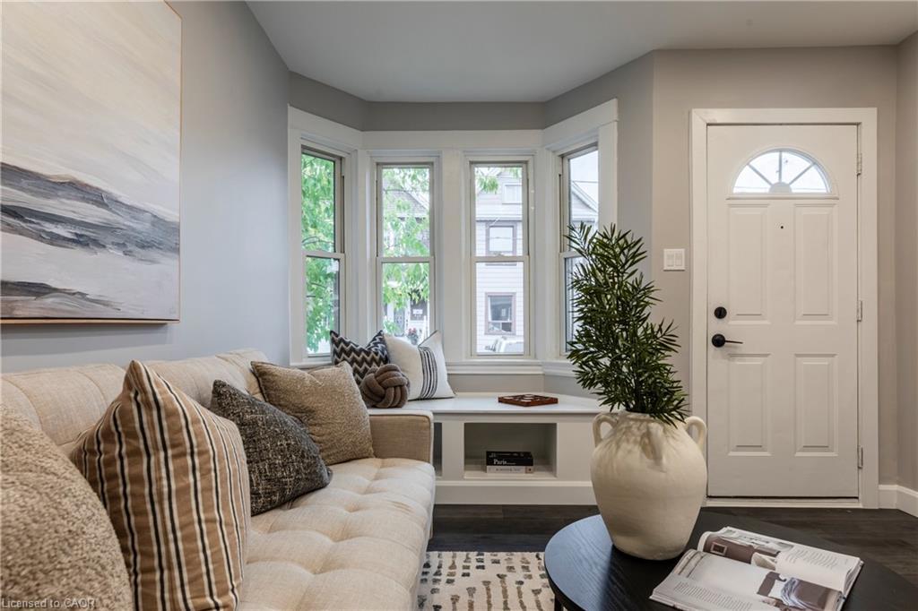 164 London Street N, Hamilton, ON - Indoor Photo Showing Living Room