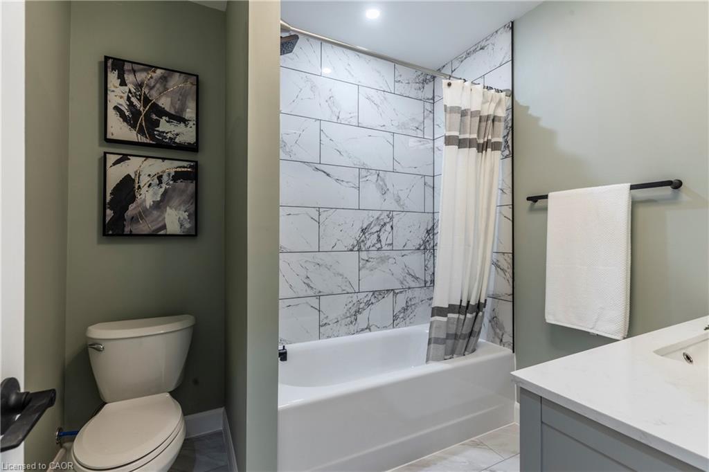 164 London Street N, Hamilton, ON - Indoor Photo Showing Bathroom