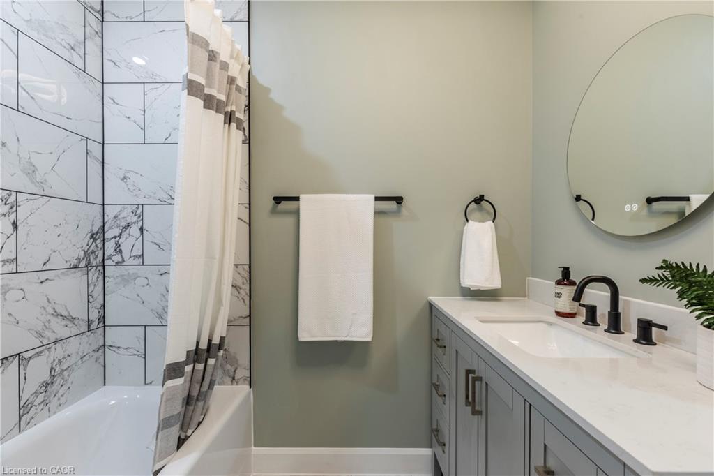 164 London Street N, Hamilton, ON - Indoor Photo Showing Bathroom