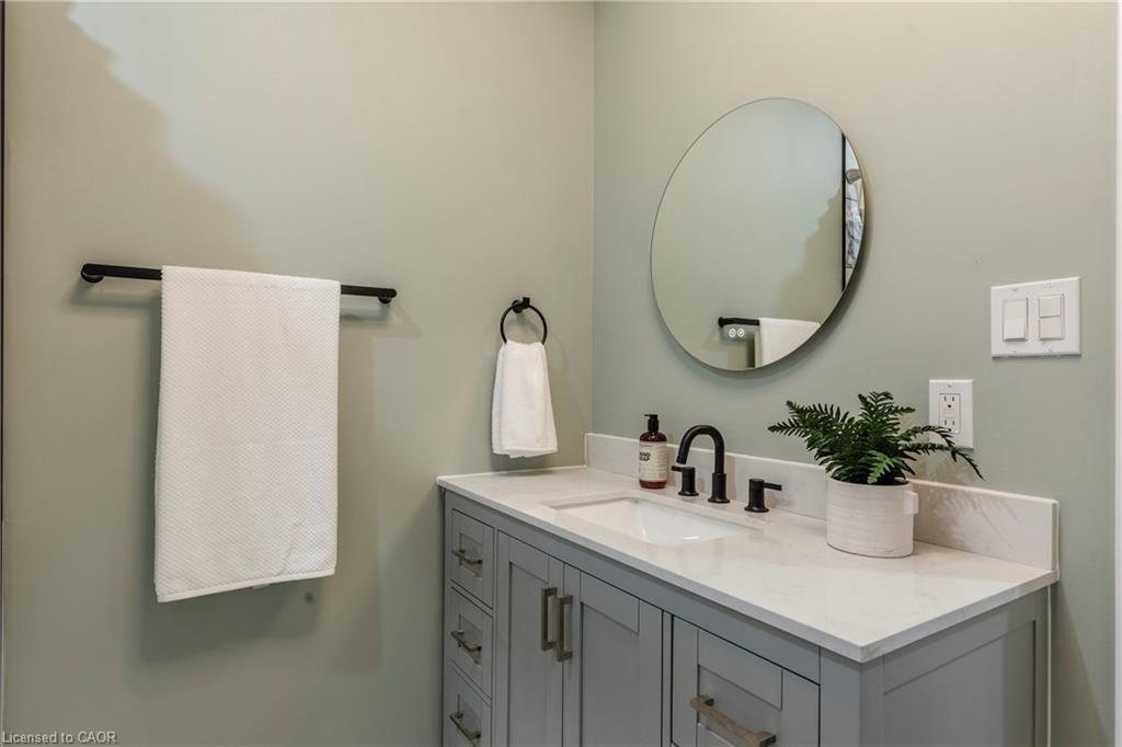 164 London Street N, Hamilton, ON - Indoor Photo Showing Bathroom