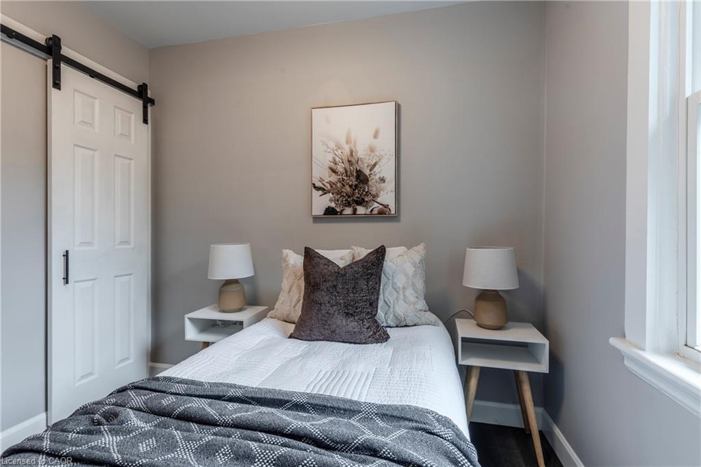 164 London Street N, Hamilton, ON - Indoor Photo Showing Bedroom
