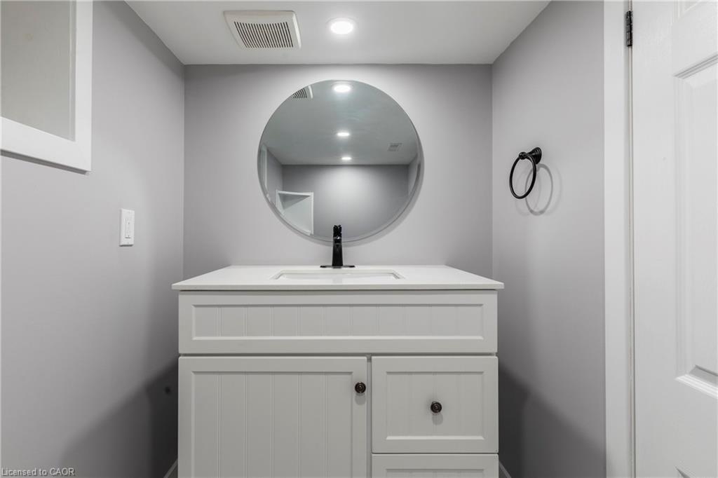 164 London Street N, Hamilton, ON - Indoor Photo Showing Bathroom