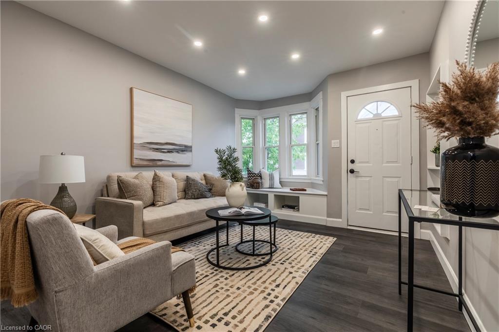 164 London Street N, Hamilton, ON - Indoor Photo Showing Living Room