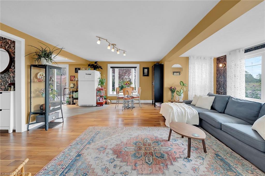 805 Broad Street E, Dunnville, ON - Indoor Photo Showing Living Room