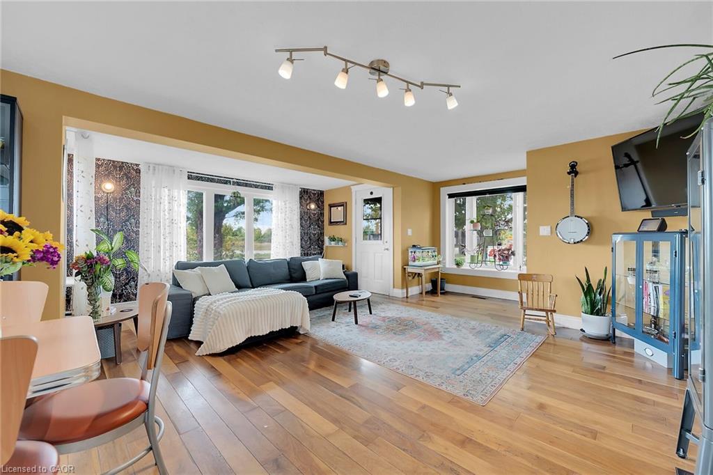 805 Broad Street E, Dunnville, ON - Indoor Photo Showing Living Room