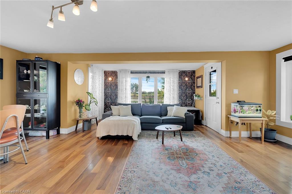 805 Broad Street E, Dunnville, ON - Indoor Photo Showing Living Room