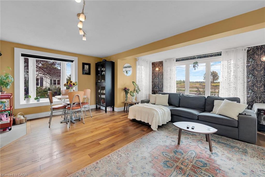 805 Broad Street E, Dunnville, ON - Indoor Photo Showing Living Room