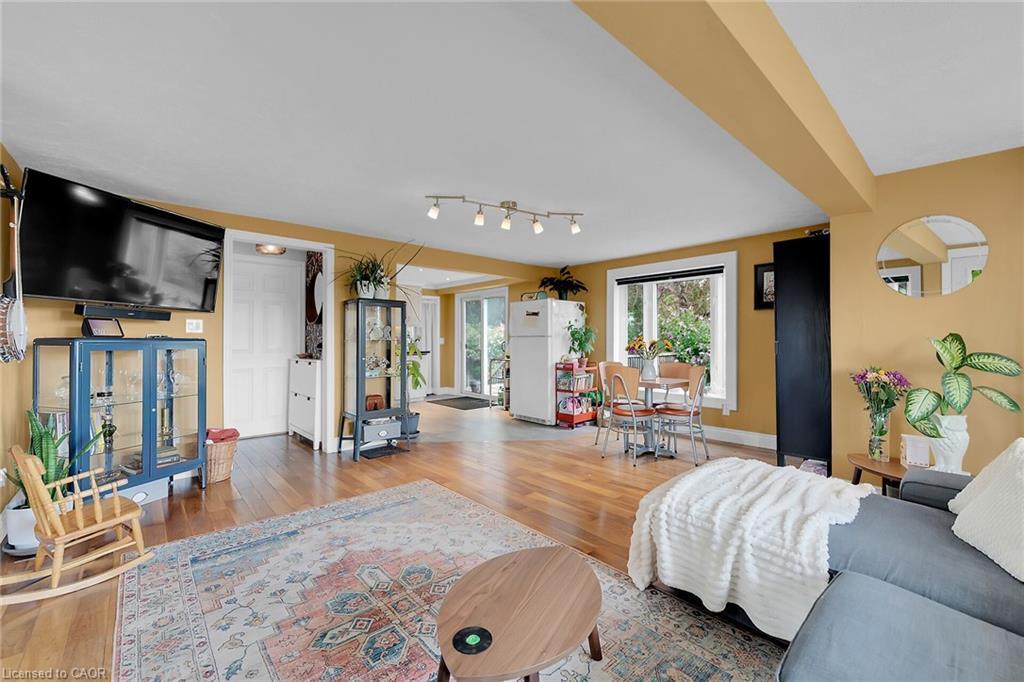 805 Broad Street E, Dunnville, ON - Indoor Photo Showing Living Room