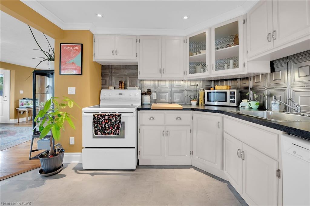 805 Broad Street E, Dunnville, ON - Indoor Photo Showing Kitchen