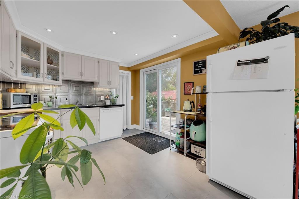 805 Broad Street E, Dunnville, ON - Indoor Photo Showing Kitchen