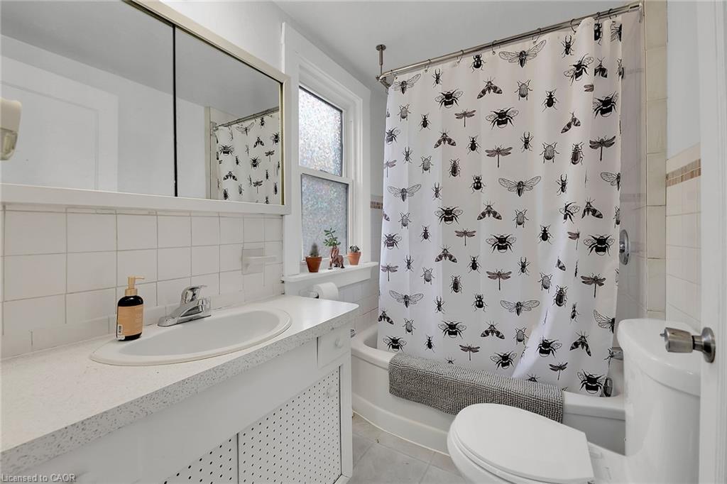 805 Broad Street E, Dunnville, ON - Indoor Photo Showing Bathroom